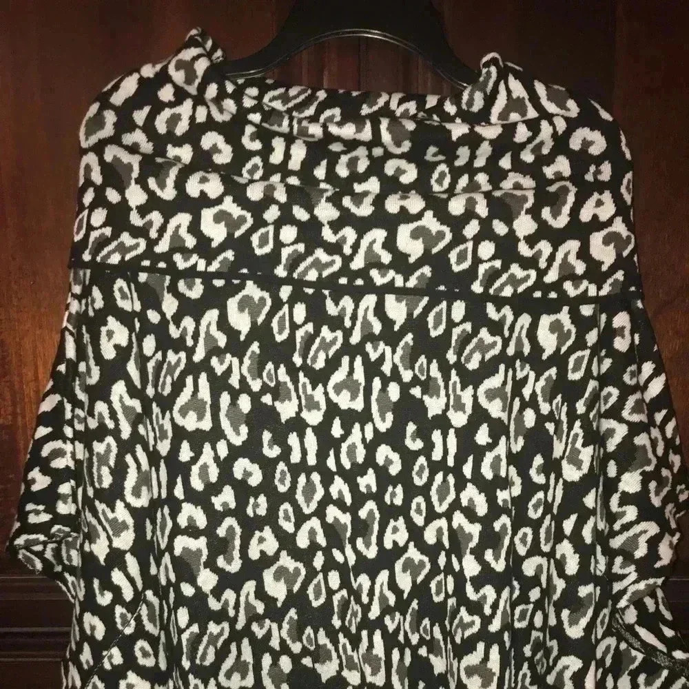 PONCHO STYLE LEOPARD PRINT L. WEIGHT SWEATER S/M